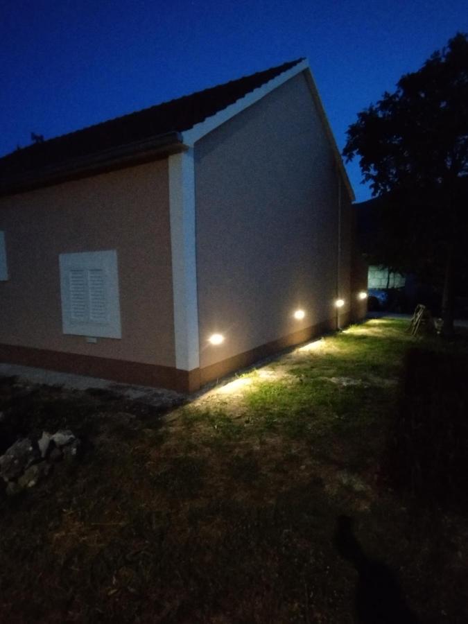 Maris Appartement Vodenjak Buitenkant foto